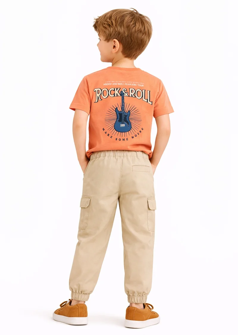 ديركجي طقم ولادي قطعتين الساعة الذهبية تي شيرت بلون الطين وسروال رياضي بلون الرمل